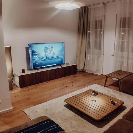 Apartment Premium 4br Apartment, Stunning Views Overlooking The Station *