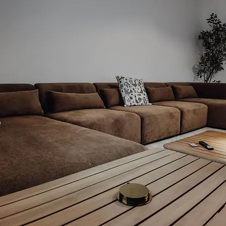 Premium 4br Apartment, Stunning Views Overlooking The Station Apartment *