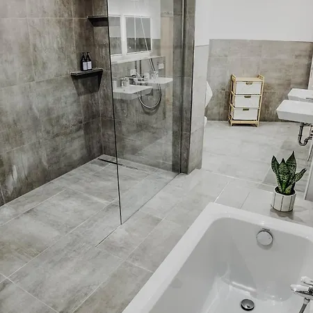 Apartment Premium 4br Apartment, Stunning Views Overlooking The Station *
