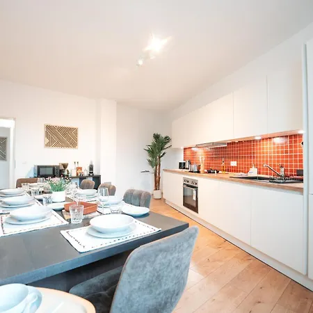 Premium 4br Apartment, Stunning Views Overlooking The Station Apartment *