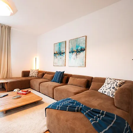 Apartment Premium 4br Apartment, Stunning Views Overlooking The Station