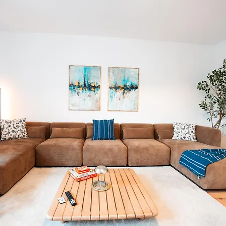 Apartment Premium 4br Apartment, Stunning Views Overlooking The Station
