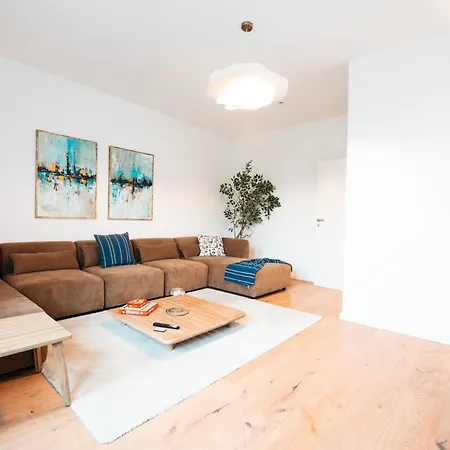 Premium 4br Apartment, Stunning Views Overlooking The Station Apartment