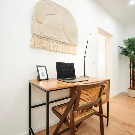 Premium 4br Apartment, Stunning Views Overlooking The Station Apartment *