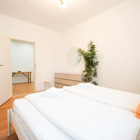 Premium 4br Apartment, Stunning Views Overlooking The Station Apartment *