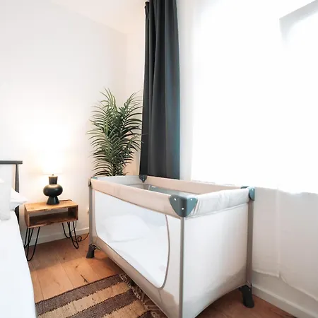 Premium 4br Apartment, Stunning Views Overlooking The Station Apartment *