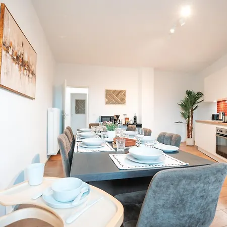 Apartment Premium 4br Apartment, Stunning Views Overlooking The Station