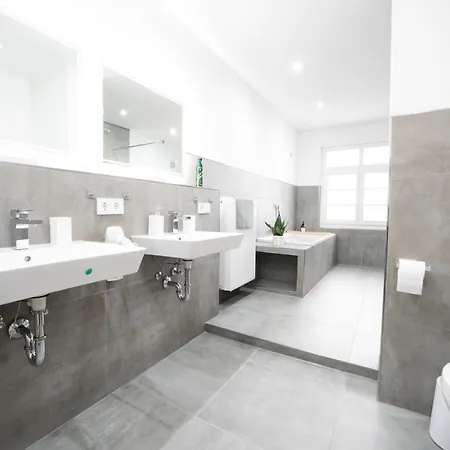 Premium 4br Apartment, Stunning Views Overlooking The Station Apartment *