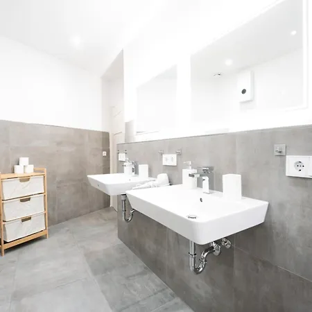 Apartment Premium 4br Apartment, Stunning Views Overlooking The Station