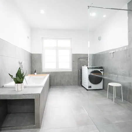 Premium 4br Apartment, Stunning Views Overlooking The Station Apartment *